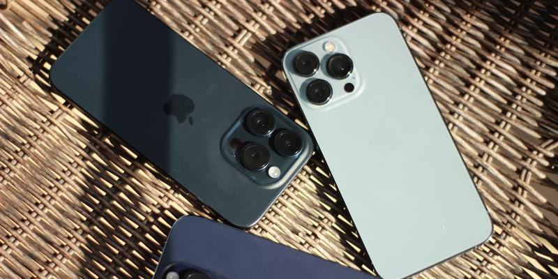 新旧之争:买最新款手机还是等老款降价?